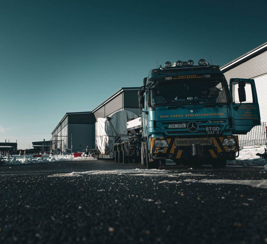 Heavy transport tractor unit with a Siemens Energy turbine in the snow